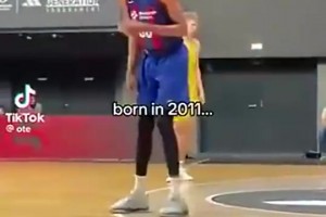 字母和文班的结合体？😲才14岁身高竟然达到2米13！